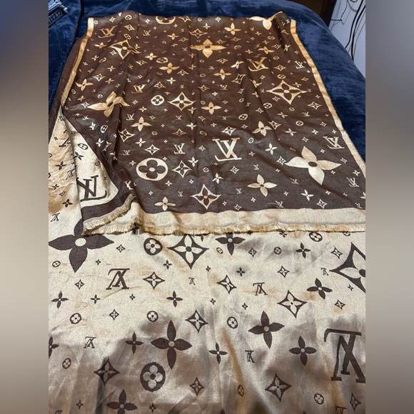 Authentic Louis Vuitton silk scarf. Beautifuliful! - Picture 2 of 15